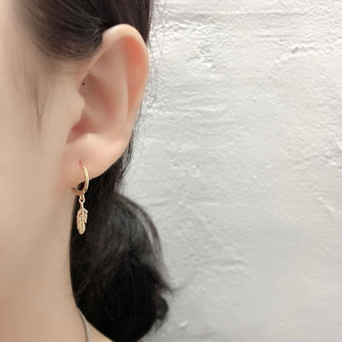 Belinda – Bibie™ Sterling Silver Feather Charm Huggie Hoop Earrings