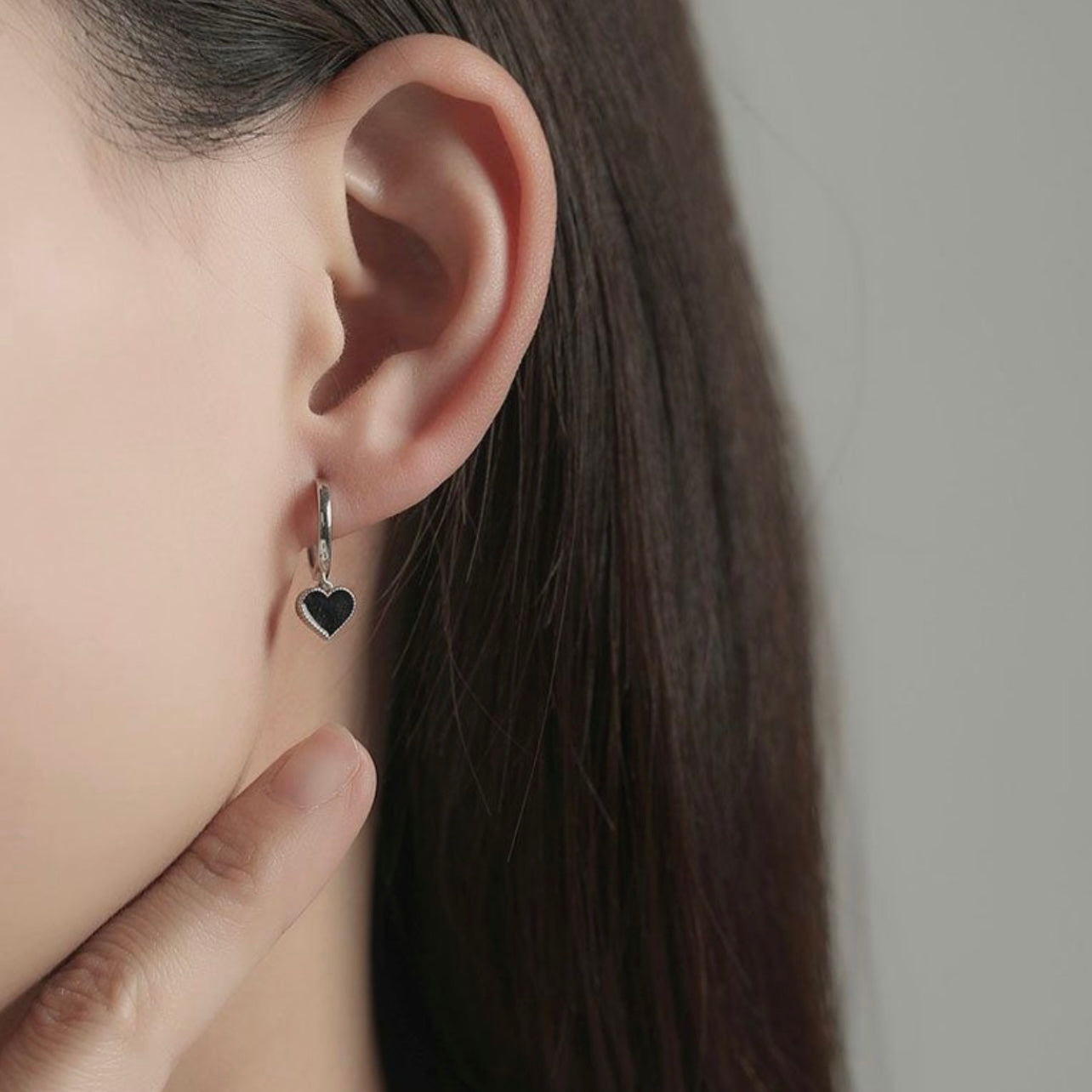 Aria – Black Heart Sterling Silver Hoop Earrings (12mm) | Bibie™