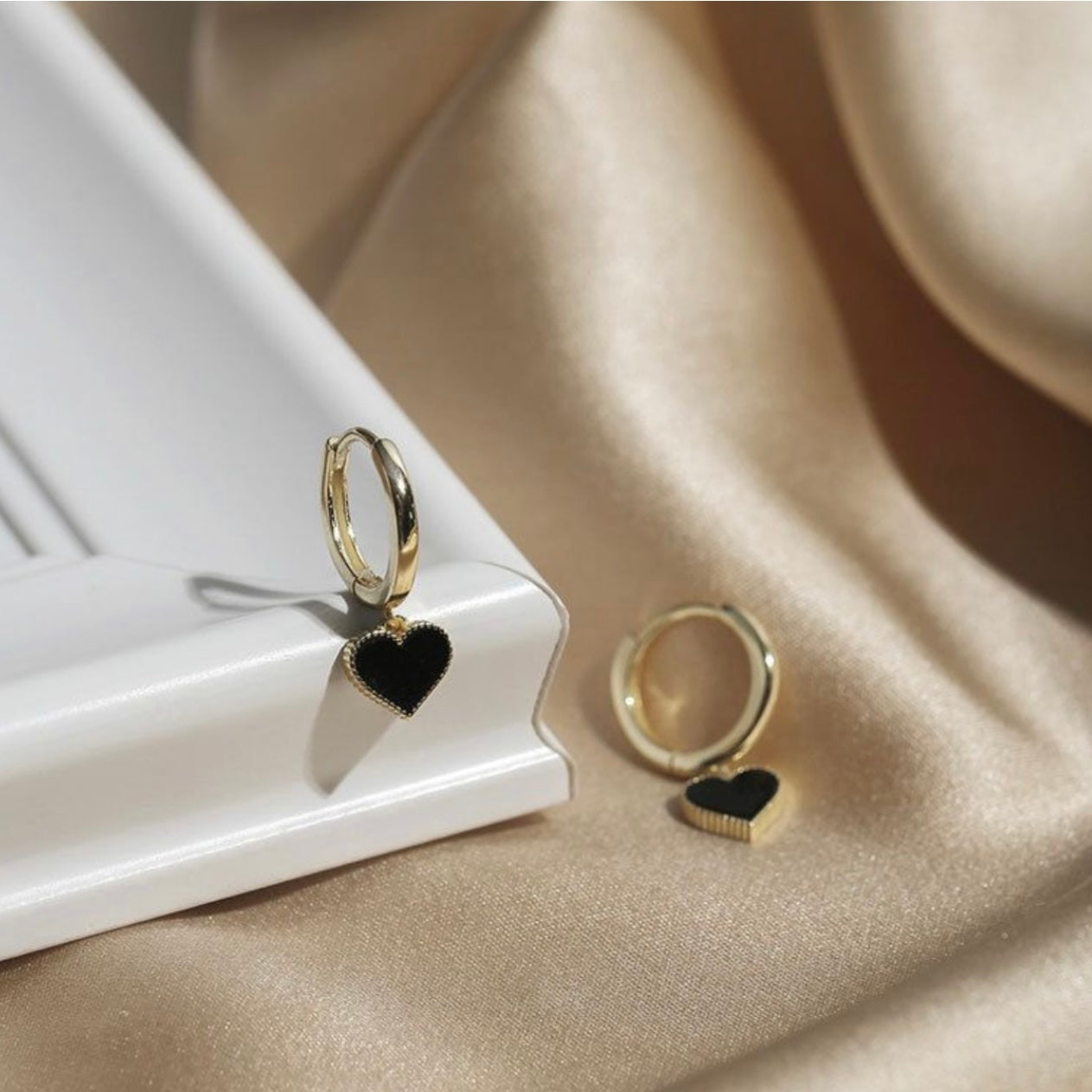 Aria – Black Heart Sterling Silver Hoop Earrings (12mm) | Bibie™