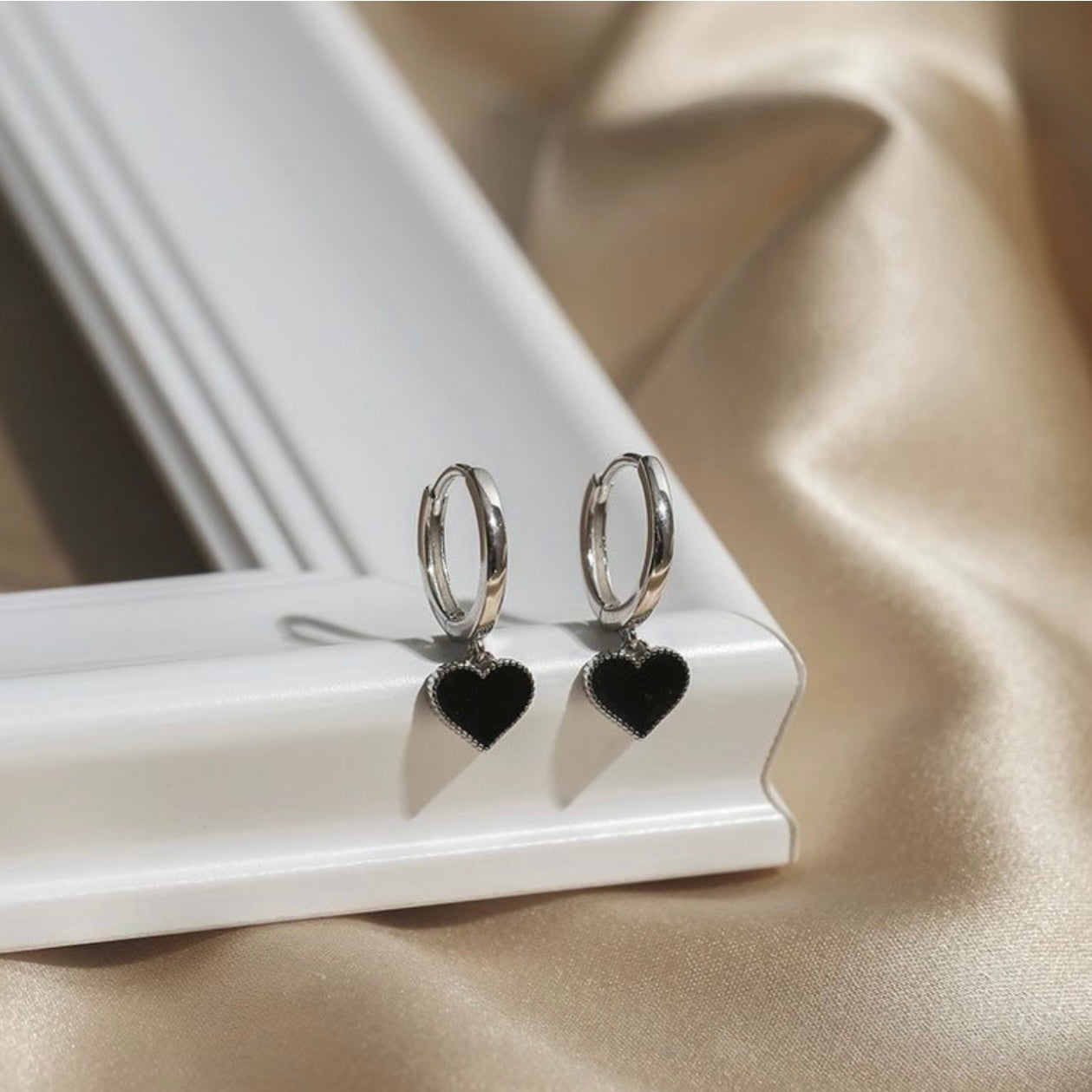 Aria – Black Heart Sterling Silver Hoop Earrings (12mm) | Bibie™
